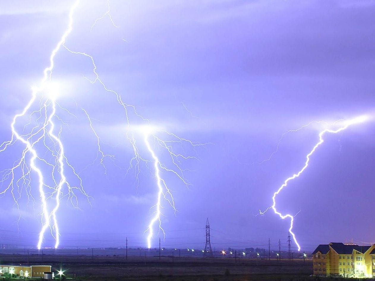Lightning branching across a dark horizon